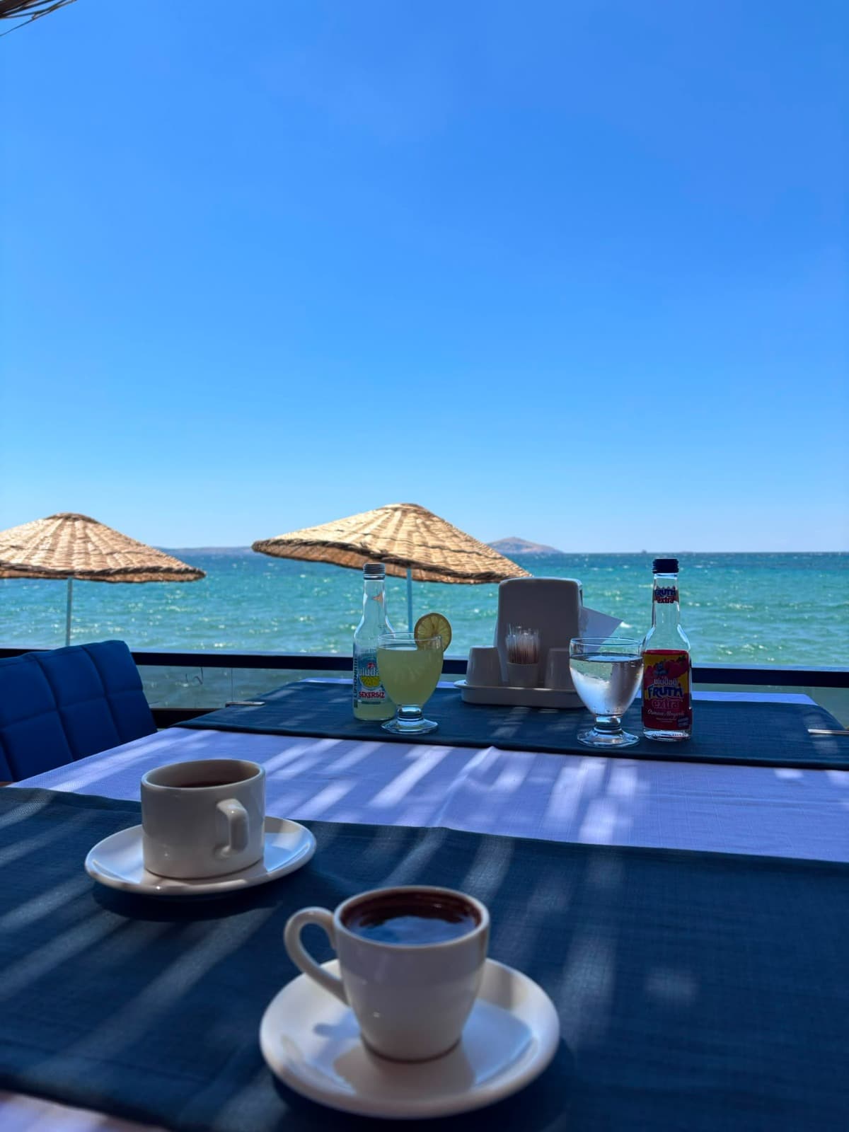 Deniz kenarında kahve
